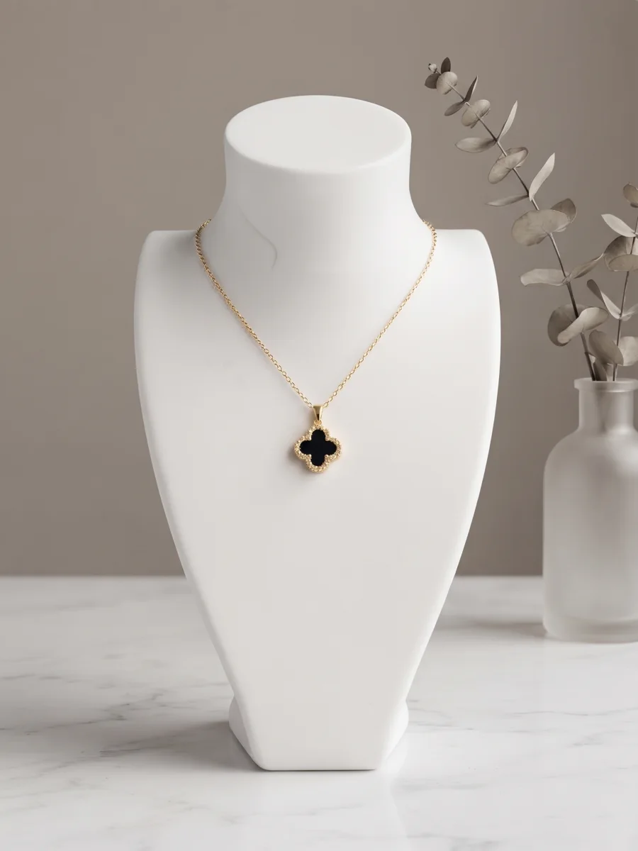 Collier pendentif trèfle noir