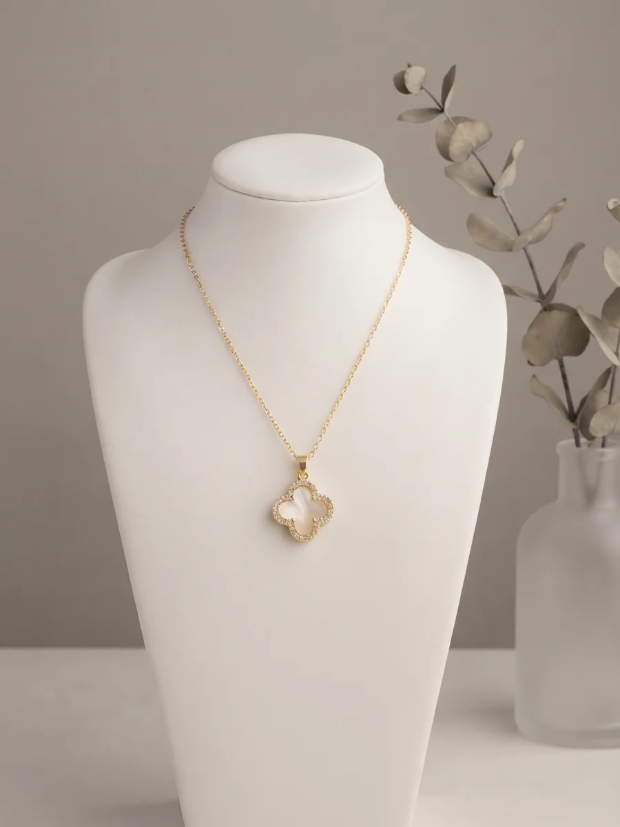 Collier pendentif trèfle nacré
